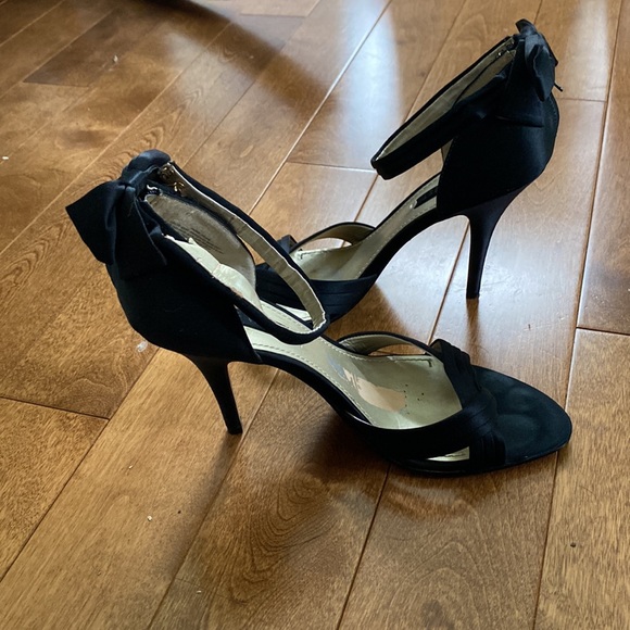 Nine West open toe ankle strap heals - Red & Black pairs - Picture 5 of 6